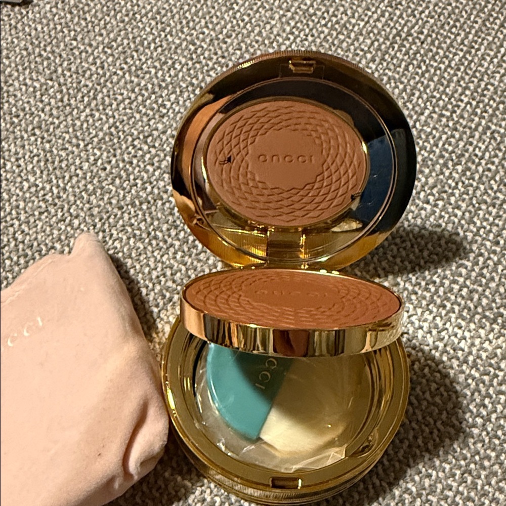 Gucci Tan Bronzer NWOT - Picture 2 of 8